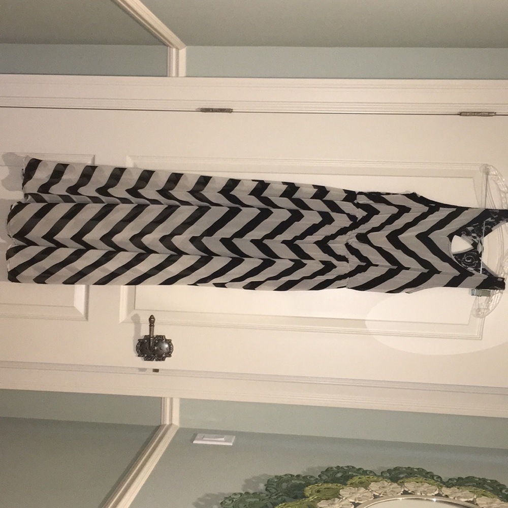 Black and creamy color -chevron pattern.